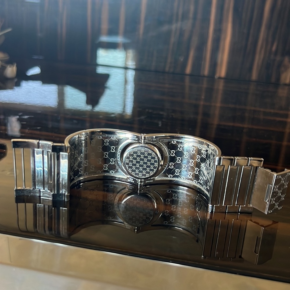 New Authentic Gucci bracelet watch! Twirls from watch to bracelet - Picture 7 of 12